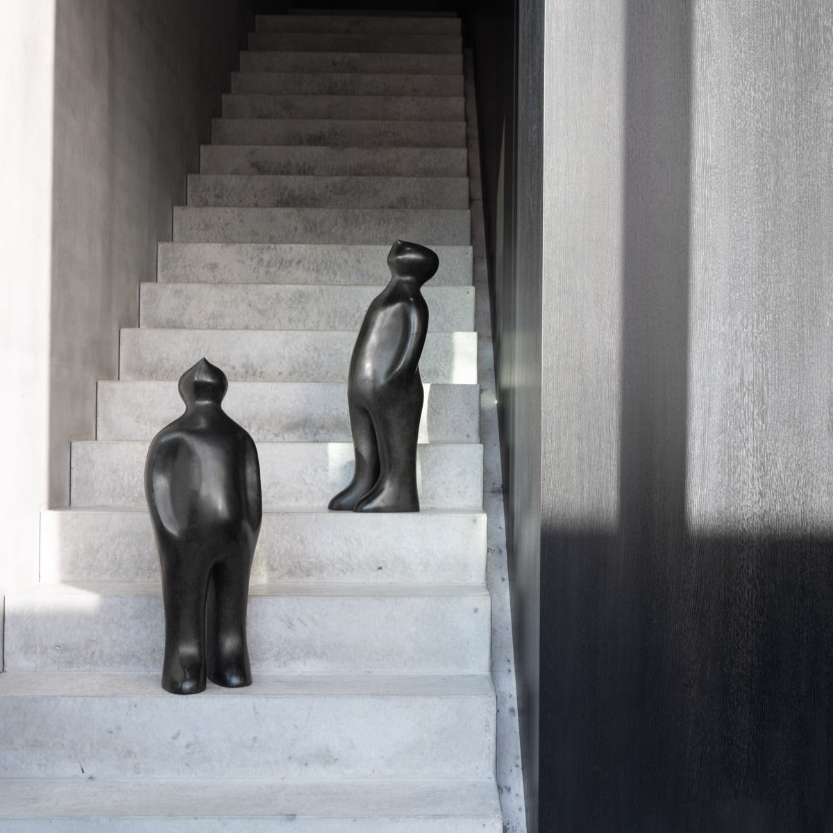 Skulptur "The Visitor Large - Bronze" von Guido Deleu