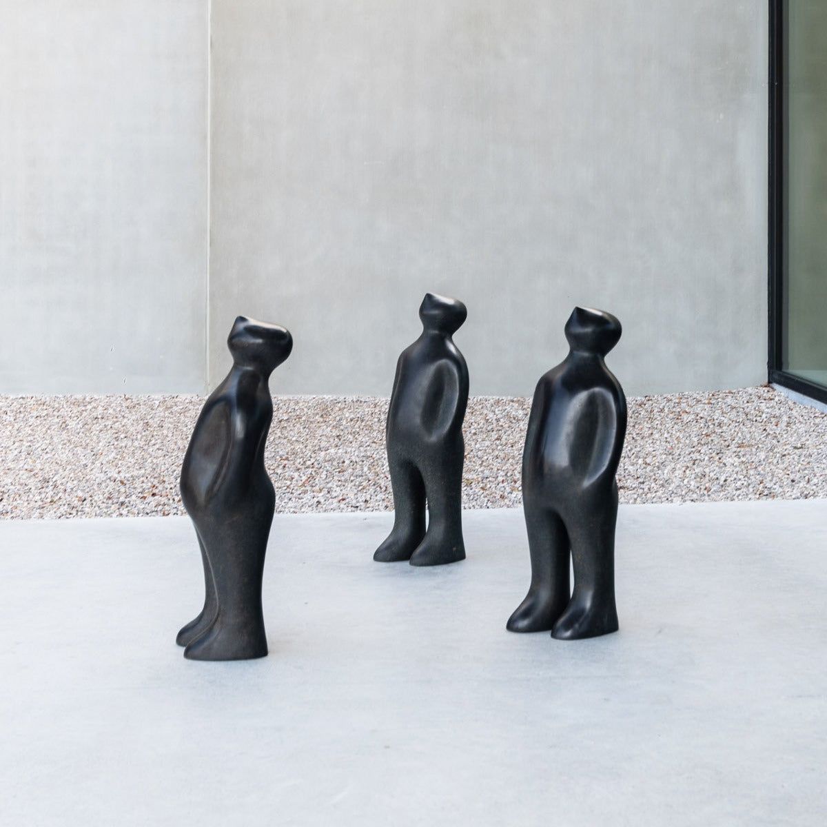Skulptur "The Visitor Large - Bronze" von Guido Deleu
