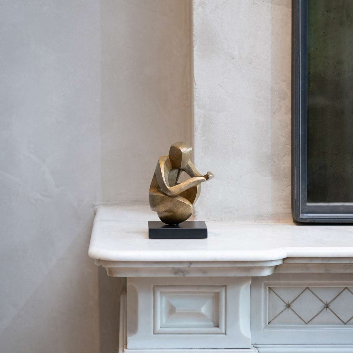 Bronzeskulptur "Mentor" von Sofia Speybrouck stehend auf einem Kamin