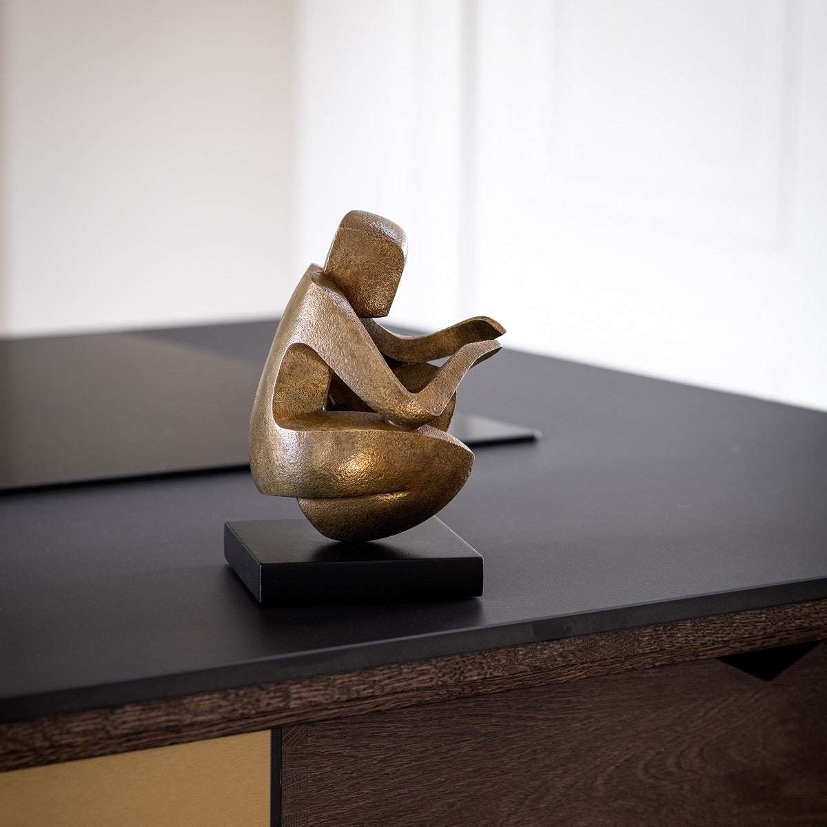 Bronzeskulptur "Mentor" von Sofia Speybrouck auf einem Sockel