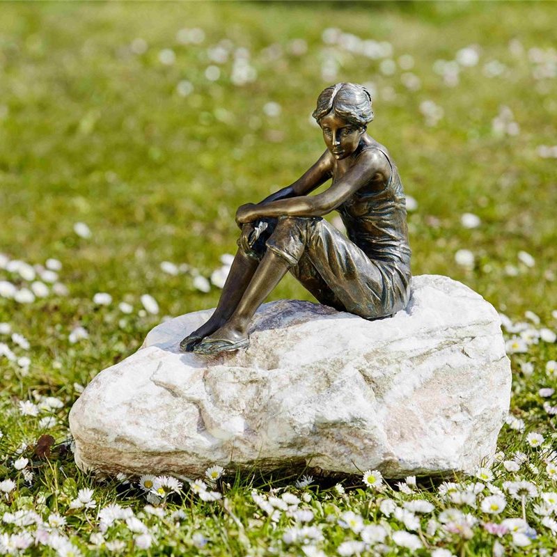 Bronzeskulptur "Carina träumt"
