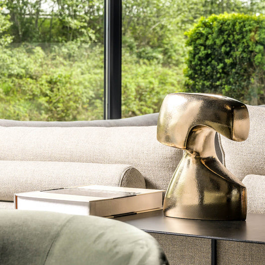 Skulptur aus Bronze FREYR vor Sofa