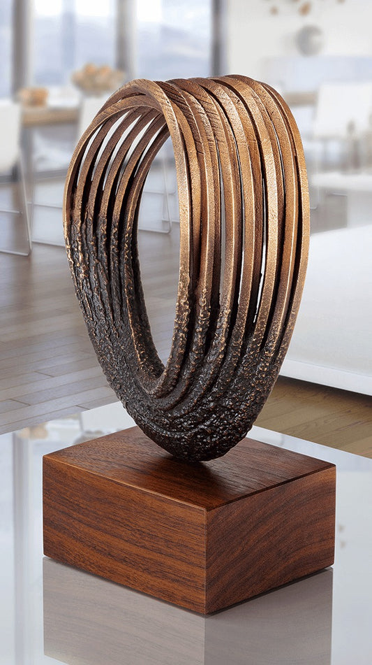 Schrägansicht der Bronzefigur "Unendlichkeit" im Wohnraum