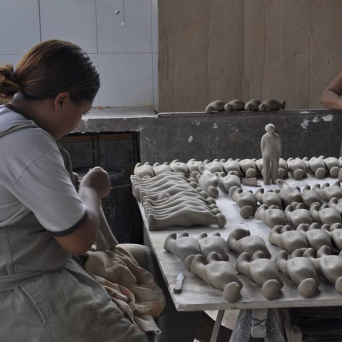 Herstellung Skulptur the Visitor in Brasilien per Handarbeit