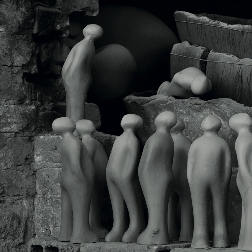 Figuren des The Visitor aus Keramik
