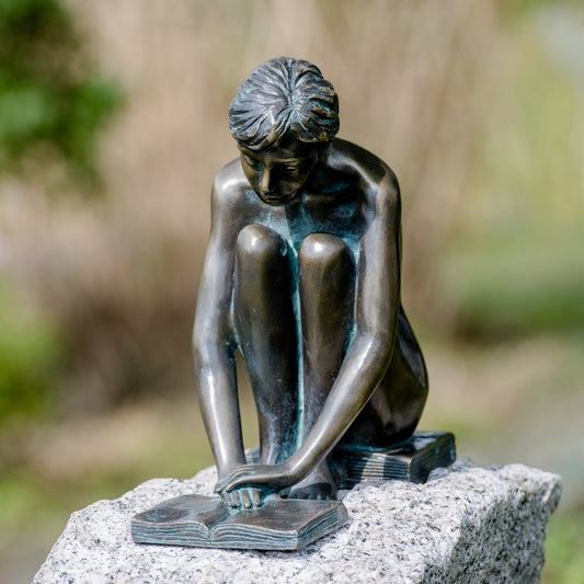 Bronzeskulptur "Lesendes Mädchen Iris"