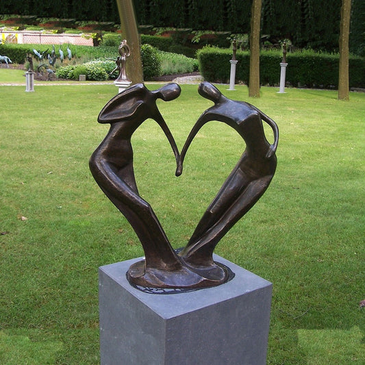 Bronzeskulptur "Liebespaar als geformtes Herz"