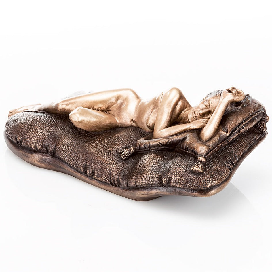 Seitenansicht der Bronzeskulptur "Sleeping Beauty"