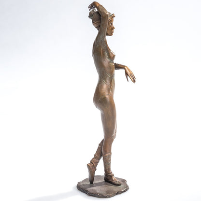 Seitenansicht der Bronzefigur "Kleine Ballerina"