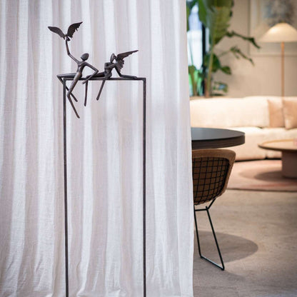 Bronzeskulptur "Love Birds" von Guy Buseyne von vorne im Wohnzimmer