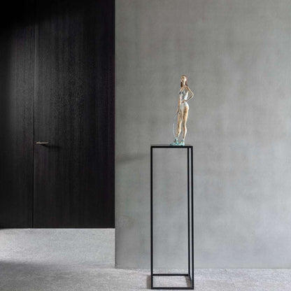 Bronzeskulptur "Celeste" von Raffaella Benetti auf einer Säule im Wohnzimmer
