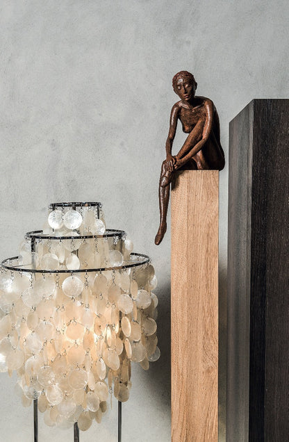 Bronzefigur sitzende Frau