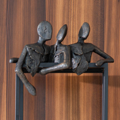 Bronzeskulptur Let's Talk Nahaufnahme vor Holzwand