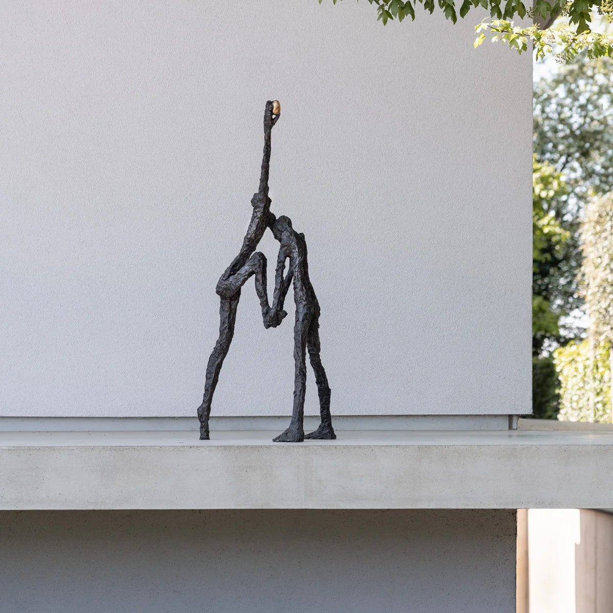 Bronze sculpture "To find" by Ann Vrielinck