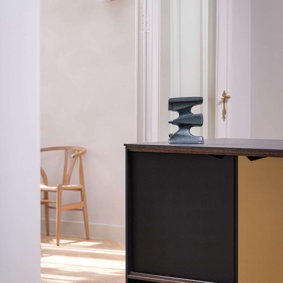 Bronzeskulptur "Hlín" von Örn Porsteinsson auf einer Kommode im Wohnzimmer