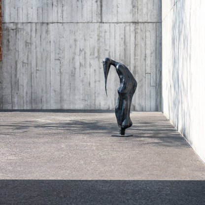 Bronze sculpture "Modest" by Nele Serpieters 