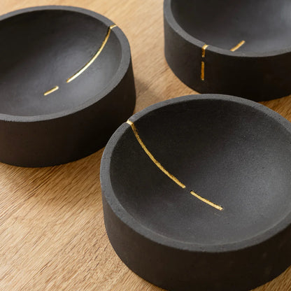 Keramikfigur "Culpa Linea" von Guy Buseyne