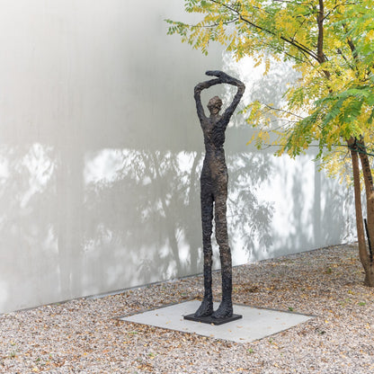 Bronze sculpture "Moon Staring" by Ann Vrielinck 
