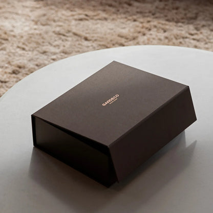 Skulptur "The Visitor Mini Geschenkbox" von Guido Deleu