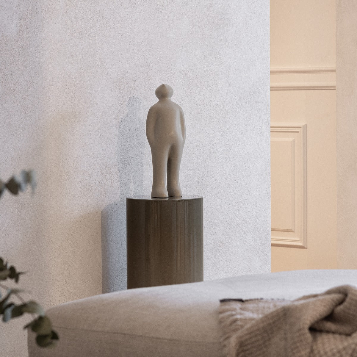 Skulptur "The Visitor Plus" von Guido Deleu