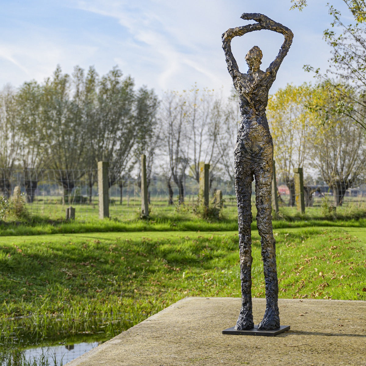 Bronze sculpture "Moon Staring" by Ann Vrielinck 