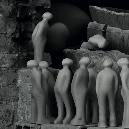Figuren des The Visitor aus Keramik